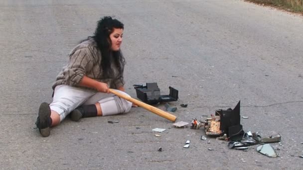 Mujer con ira rompe un viejo bate de béisbol de TV
. - Imágenes, Vídeo