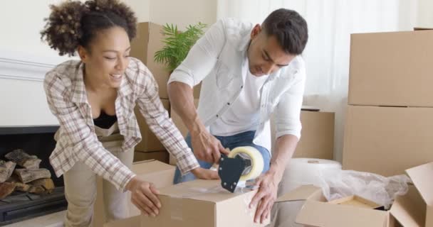 Paar klebt Kartons zusammen, während sie ihr Haus einpacken - Filmmaterial, Video