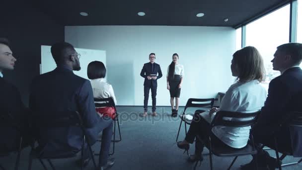 男と女のビジネスマンを招待 - 映像、動画
