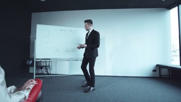 Zeker jonge zakenman bezig met een presentatie - Video