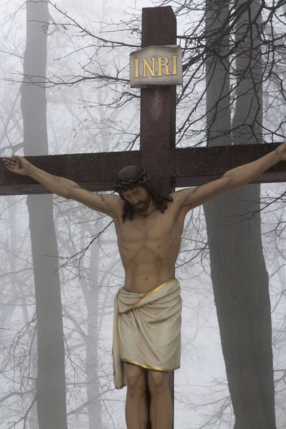 Cruza Jesus e os dois ladrões no Calvário. Internacional Shri
 - Foto, Imagem