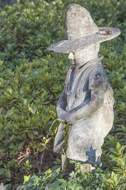 Funny estatua chico meando
 - Foto, imagen
