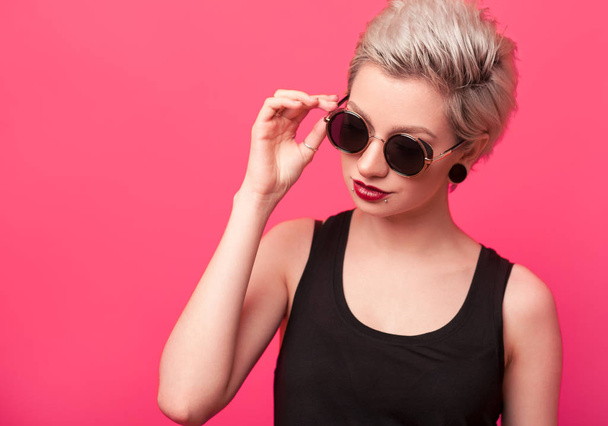 summer portrait of an attractive young woman in sunglasses - Fotó, kép