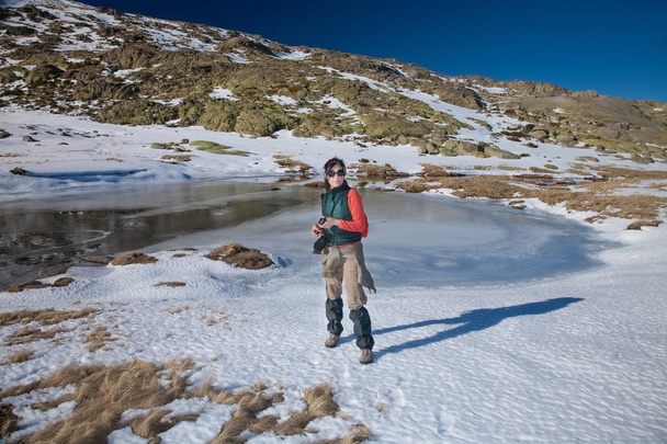 Wanderin steht im Winterschnee - Foto, Bild