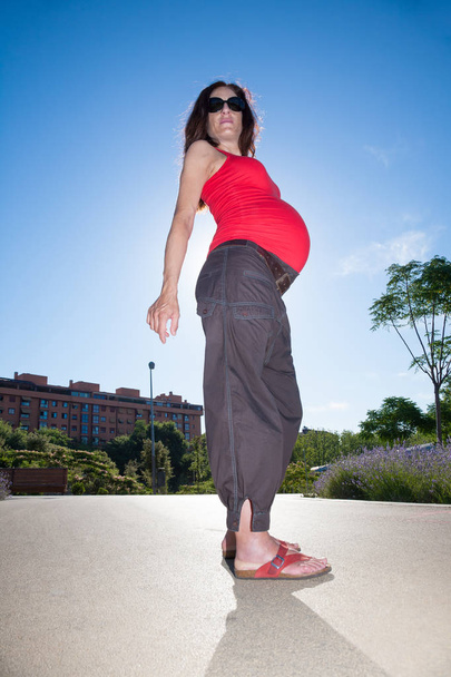 беременная женщина с низким углом обзора
 - Фото, изображение