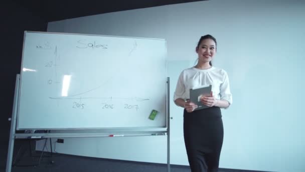 Cheerful woman presenting the diagram - Footage, Video
