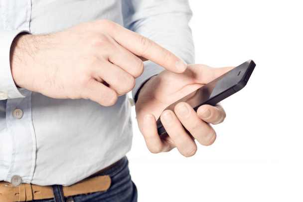 Κοντινό πλάνο του ανθρώπου χρησιμοποιώντας κινητό έξυπνο τηλέφωνο που απομονώνονται σε λευκό backg - Φωτογραφία, εικόνα