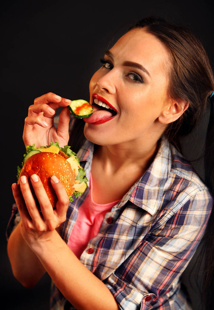 Μεσημεριανό γεύμα φοιτητής γυναίκα τρώει σάντουιτς σε μέρη. - Φωτογραφία, εικόνα