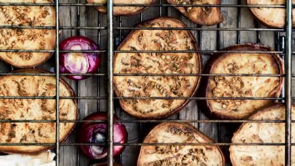 Grill rács, sült cukkini, lila hagyma, pita kenyér, sajt intro mozgás - Felvétel, videó