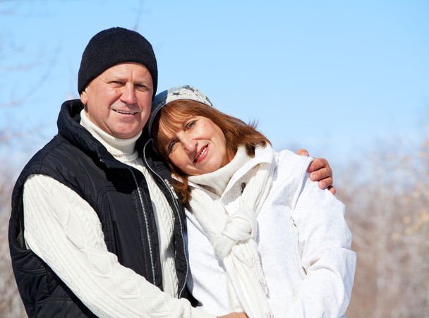 Happy seniors couple in winter park - Foto, Imagem