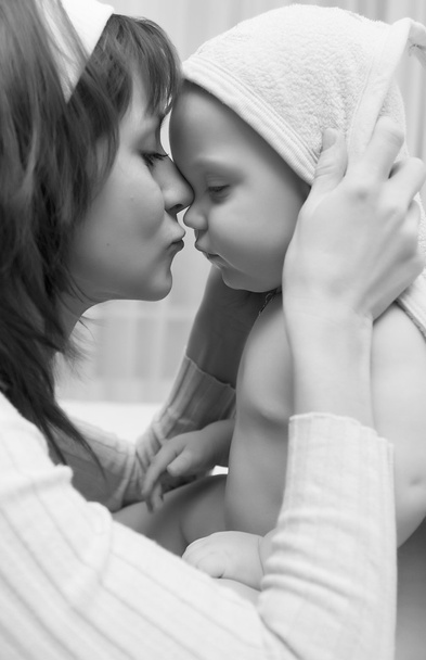 Loving mother holding child - Foto, afbeelding