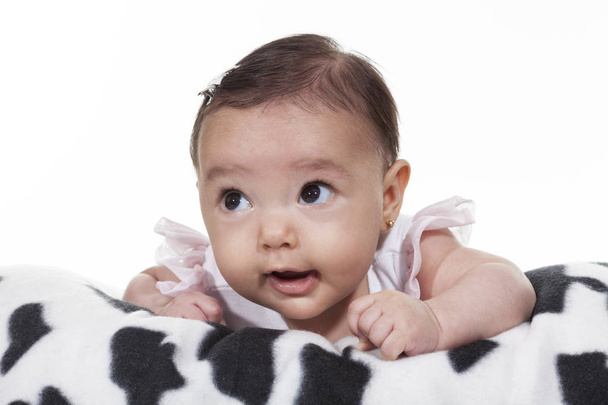 毛布の上横になっている女の赤ちゃん - 写真・画像