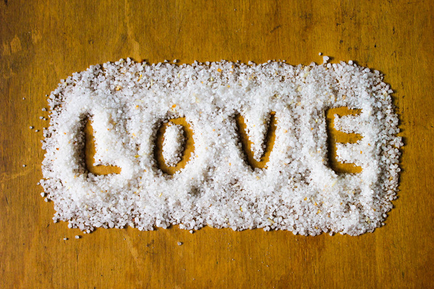 Szeretet írt a só egy fa háttér - Fotó, kép