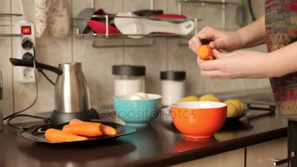 Чистка вареной морковки на кухне
 - Кадры, видео