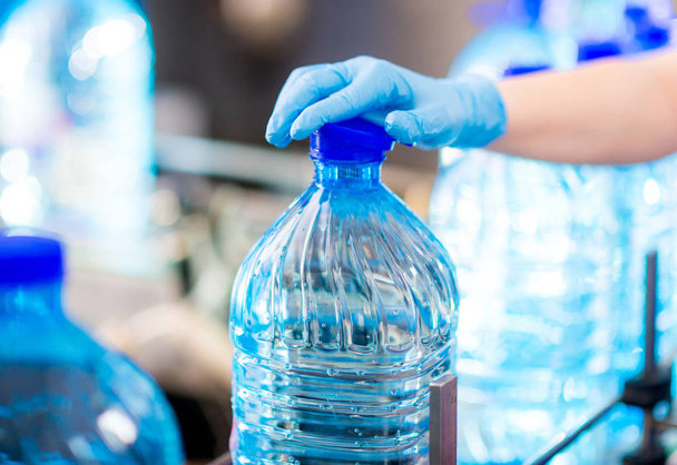 Бутылка с чистой водой
 - Фото, изображение