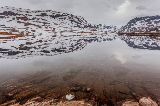Norway scenic mountains with frozen lake. - Фото, изображение