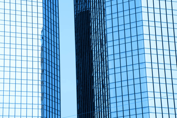 Dos altos edificios de cristal en monocromo
 - Foto, imagen