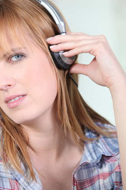Woman listening music - Foto, Bild