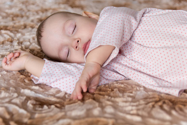 Portret van een slapende schattige pasgeboren baby - Foto, afbeelding