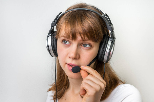 Operador de centro de llamadas con auriculares en el lugar de trabajo en call center
 - Foto, imagen