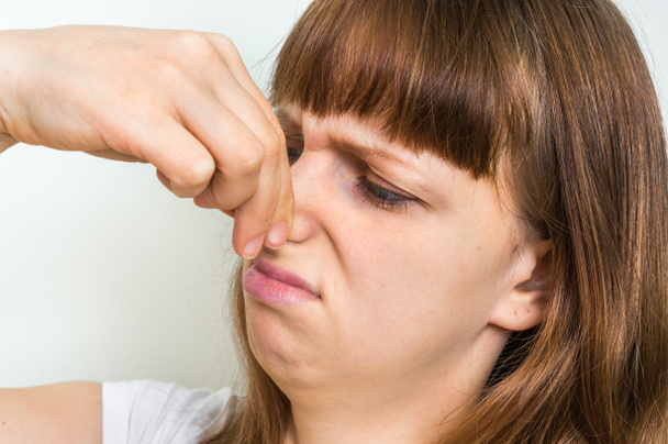 Kobieta trzyma nos - koncepcja nieprzyjemny zapach - Zdjęcie, obraz