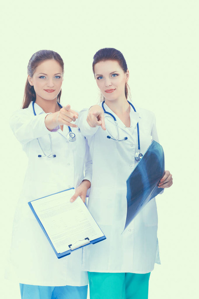 X線画像を見ている2人の看護婦が病院に立っている - 写真・画像