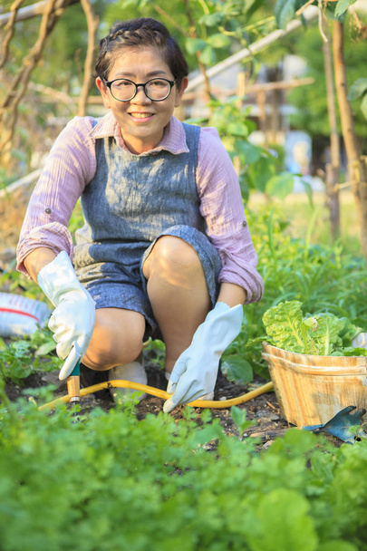 mujer asiática relajante actividades en casa jardín
 - Foto, Imagen