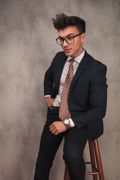 vista lateral de um jovem empresário sentado
  - Foto, Imagem