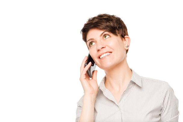 Lachende vrouw praten op een mobiele telefoon op een witte achtergrond is - Foto, afbeelding