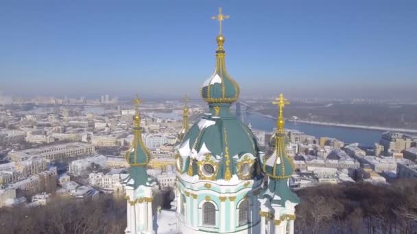 Iglesia de San Andrés en Kiev en el descenso de Andriyivsky fue construido en 1747-1754 y diseñado por el famoso arquitecto Bartolomeo Rastrelli, Ucrania
. - Imágenes, Vídeo