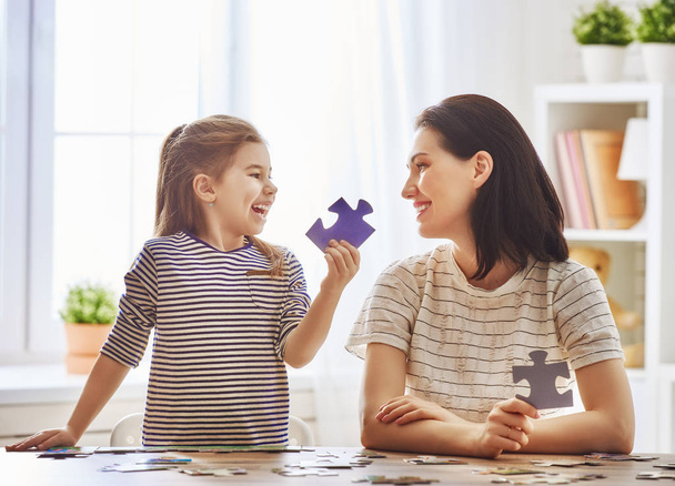 Mother and daughter do puzzles - Foto, Imagen
