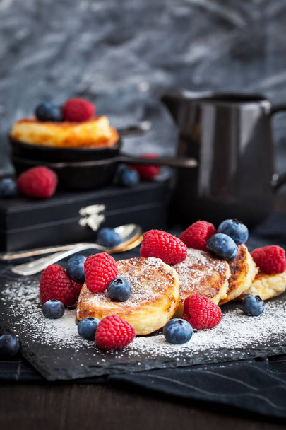 Cottage pancake decorati con bacche fresche
 - Foto, immagini