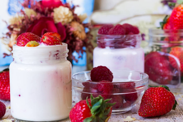 Zelfgemaakte berry yoghurt als ontbijt - Foto, afbeelding