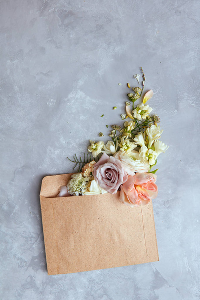 Flowers in envelope - Foto, imagen