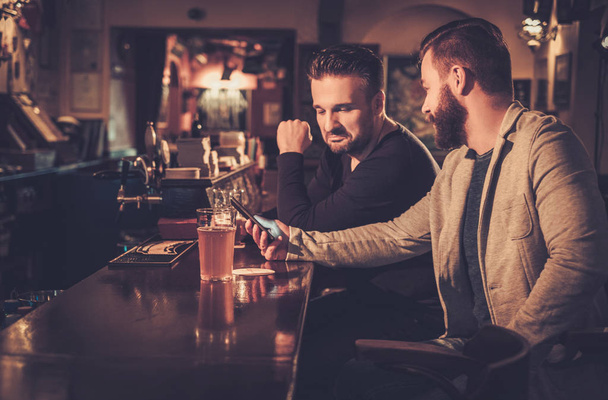 Staří přátelé pít pivo v baru v hospodě. - Fotografie, Obrázek