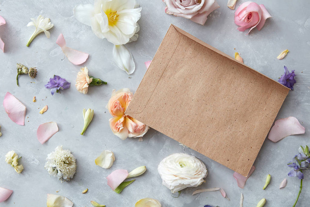brown envelope on assorted flowers - Foto, Imagem