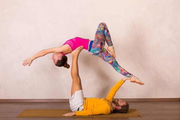 Akrobatikus jóga stúdióban - Fotó, kép