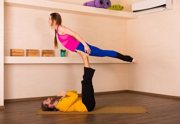 Akrobatická jóga ve studiu - Fotografie, Obrázek