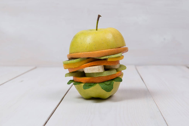 Foto ovocný burger na bílé stolní stromy - Fotografie, Obrázek