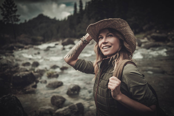 Piękna kobieta turysta w pobliżu góry dzika rzeka. - Zdjęcie, obraz
