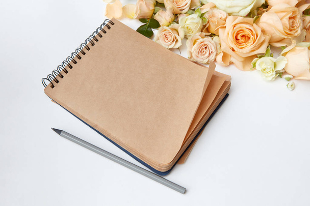 notepad with pen and beautiful bouquet - Foto, Imagem