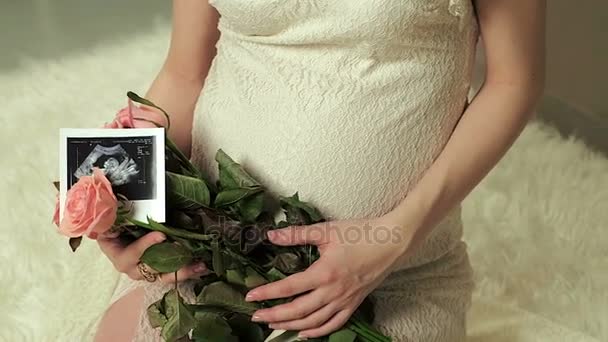 Ευτυχισμένος μελλοντικούς γονείς βλέπουν φωτογραφία υπερηχογράφημα εγκυμοσύνης - Πλάνα, βίντεο
