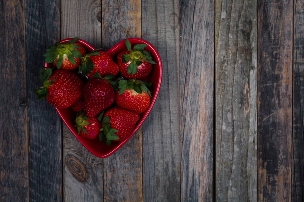 Strawberry heart bowl - Foto, afbeelding