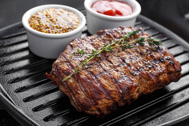 cooked steak on grill pan - Fotografie, Obrázek