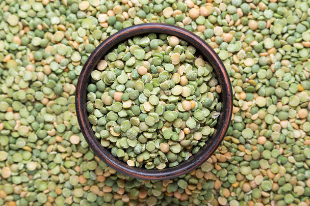 uncooked peas is scattered background - Fotó, kép
