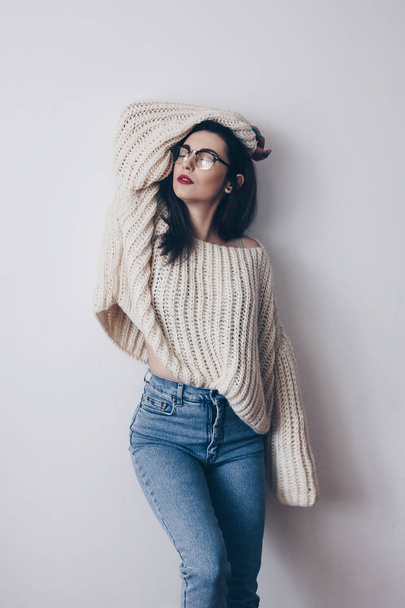 Young woman in oversized sweater and mom jeans - Foto, immagini