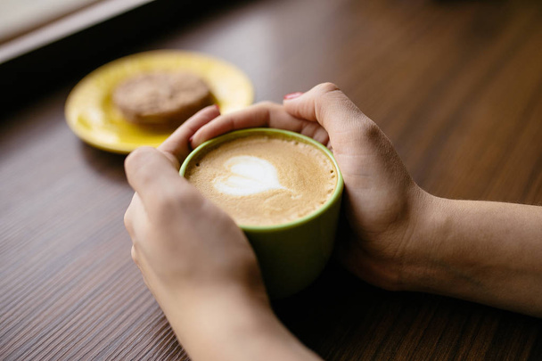 Šálek kávy latte se symbolem srdce - Fotografie, Obrázek