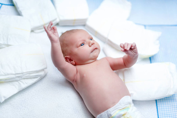 noworodek na przewijak z pieluch - Zdjęcie, obraz