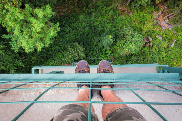 Mirando hacia abajo desde la alta torre de vigilancia sobre el bosque verde
. - Foto, imagen