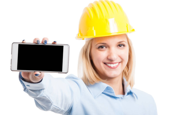 Selektywny fokus kobieta inżynier noszenia kasku wyświetlone smartp - Zdjęcie, obraz